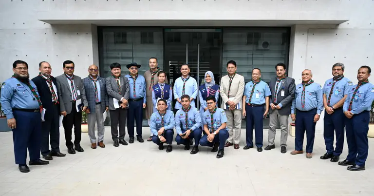 প্রধানমন্ত্রীর সঙ্গে স্কাউটের সদস্যরা